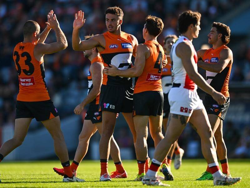 The undefeated Giants have hung on in the nation's capital to see off a spirited St Kilda. (Lukas Coch/AAP PHOTOS)